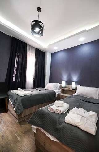 Отель XM Tbilisi Тбилиси Двухместный номер с 2 отдельными кроватями и ванной комнатой-1