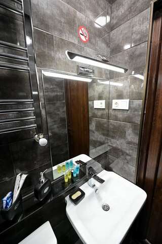 Отель XM Tbilisi Тбилиси Двухместный номер с 2 отдельными кроватями и ванной комнатой-4