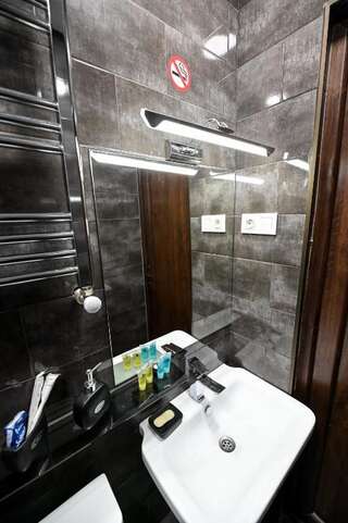 Отель XM Tbilisi Тбилиси Двухместный номер с 2 отдельными кроватями и ванной комнатой-8