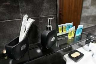 Отель XM Tbilisi Тбилиси Двухместный номер с 2 отдельными кроватями и ванной комнатой-9